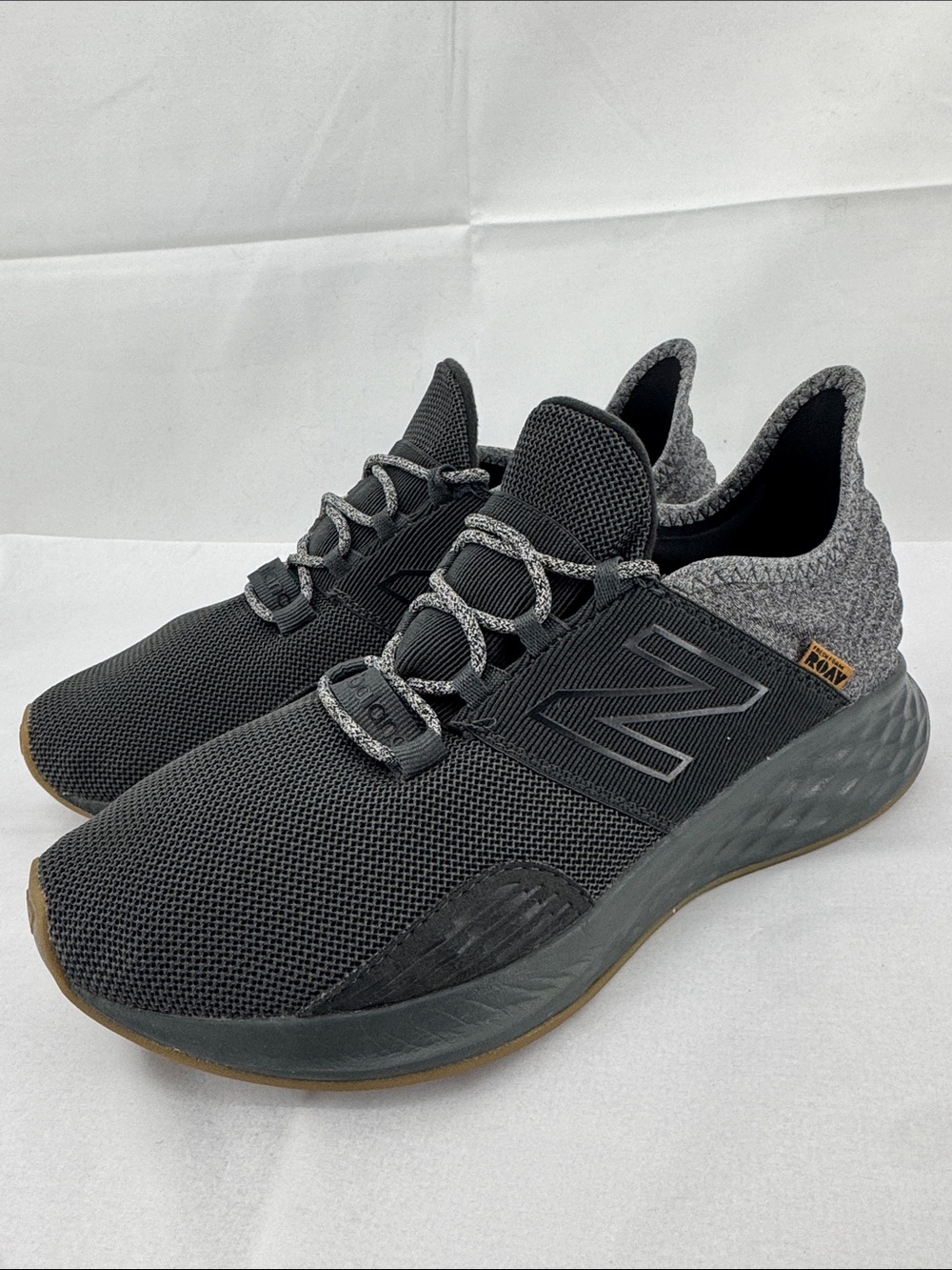 New Balance Mens Fresh Foam Roav Running Shoes, Black w/ Gray, sz 8